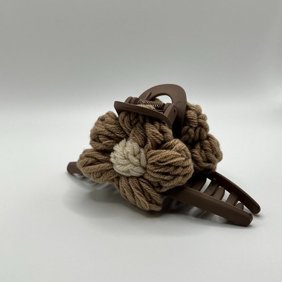 Spring Flower Claw Clip- Knitted flower - Picture 3 of 3